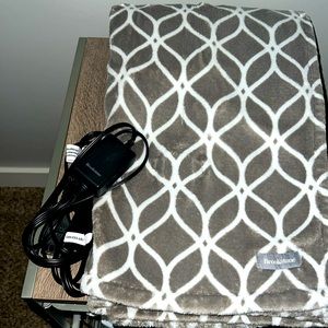 BROOKSTONE HEATED THROW BLANKET GRAY/WHITE **GREAT CONDITION WORKS PERFECTLY**